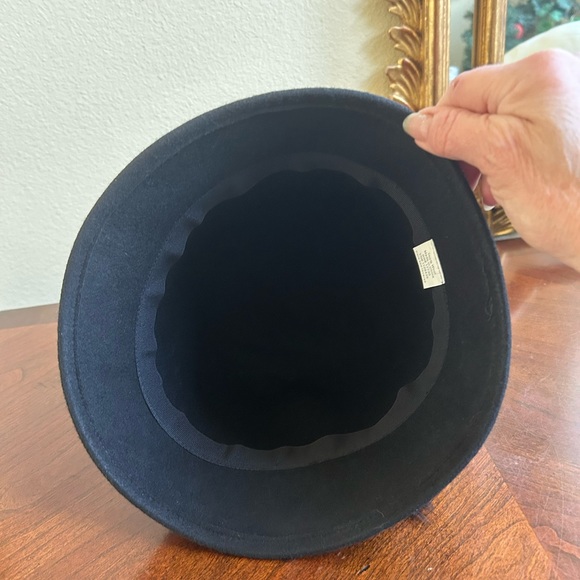 Vintage black wool cloche hat with feather trim - Picture 5 of 5
